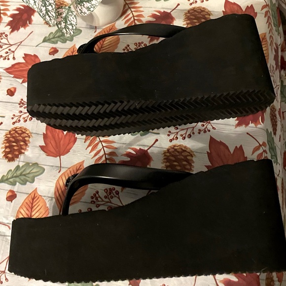 KURT GEIGER LONDON -never used
Kensington Wedge Flip Flops. Sold OUT in stores - Picture 9 of 10